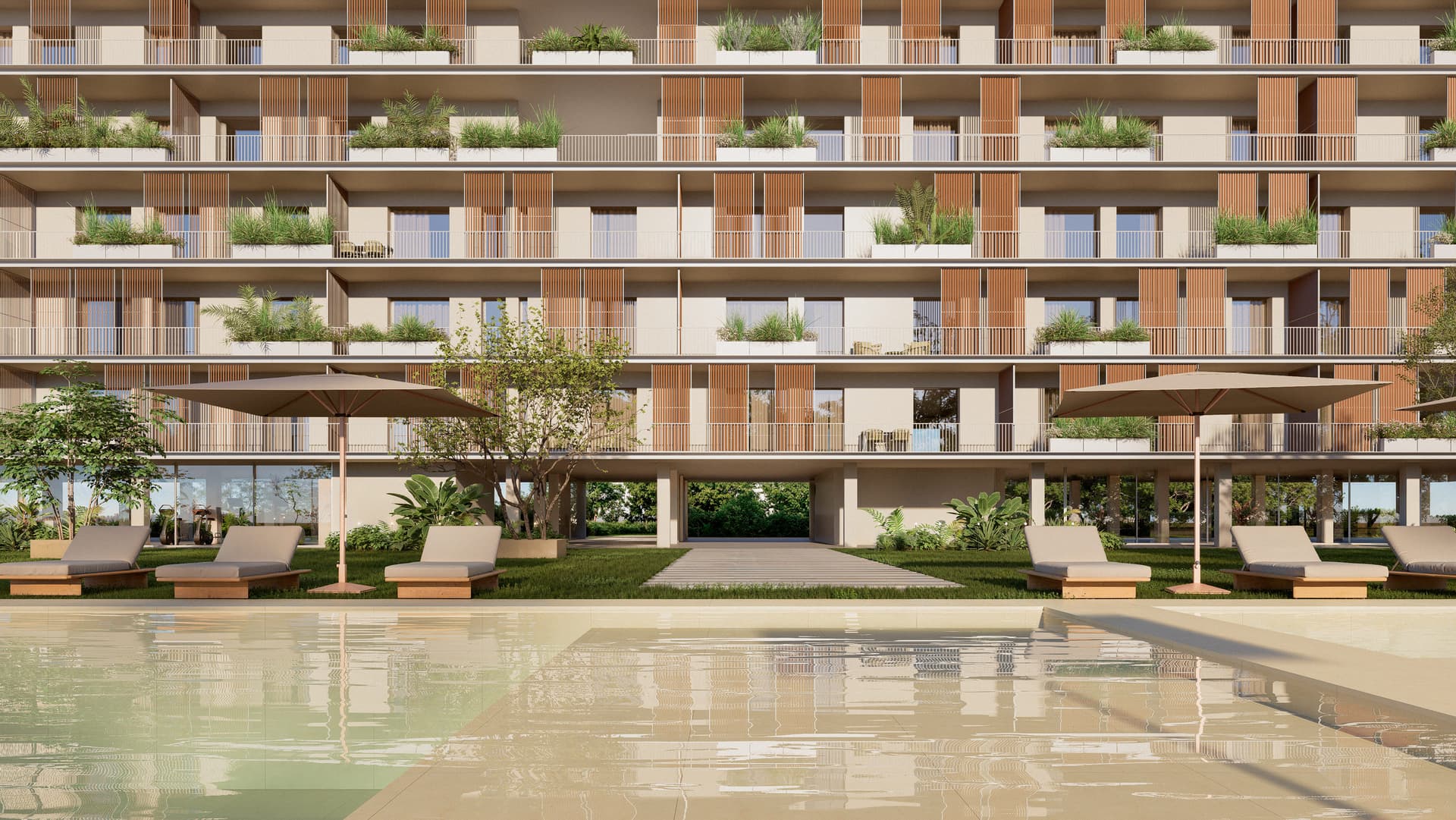Jardín y piscina de Panoramic ARENA ante una fachada de terrazas con celosías de madera.