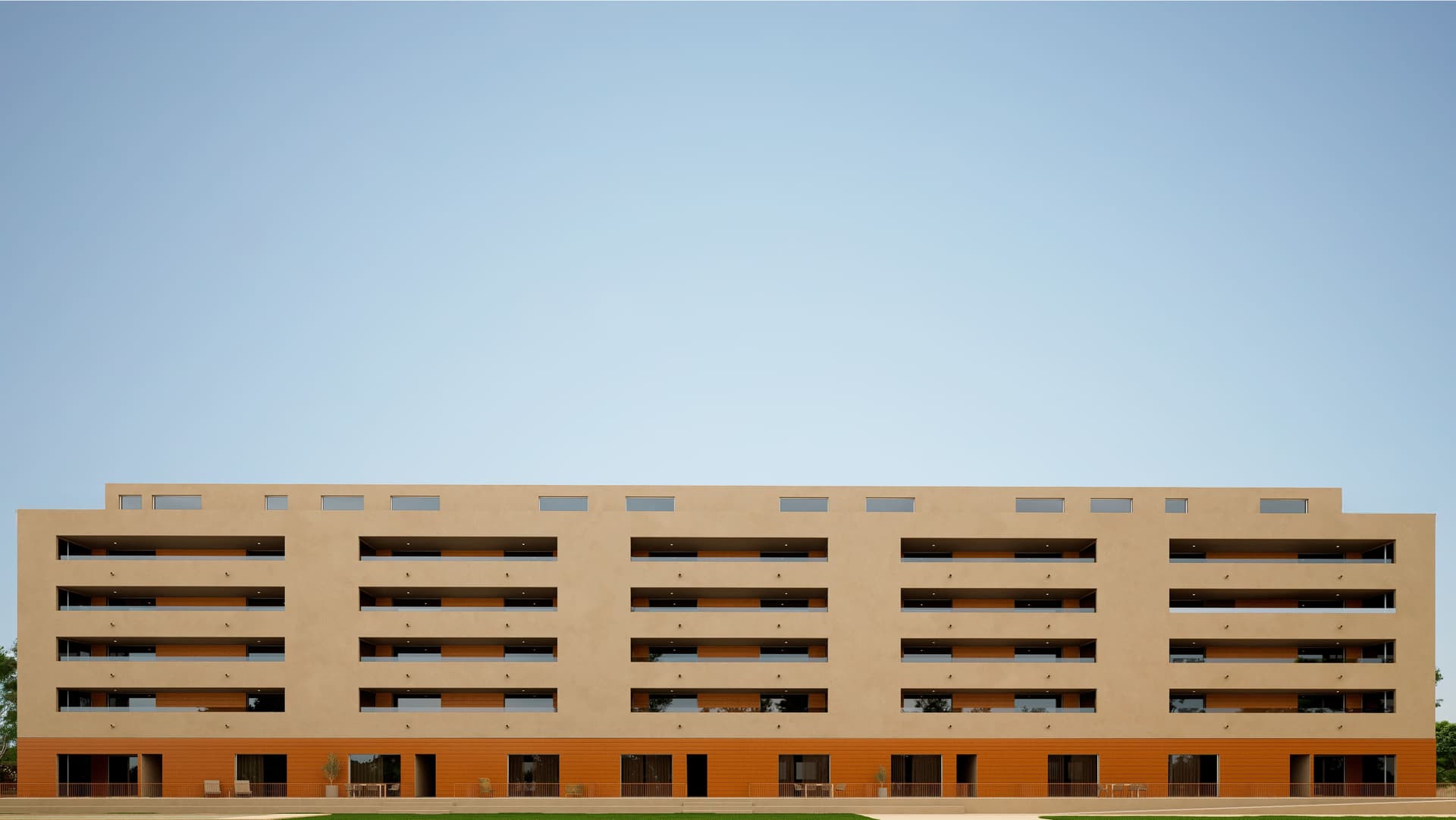 Fachada de Panoramic LA MARINA, con terrazas lineales y acabado cálido.